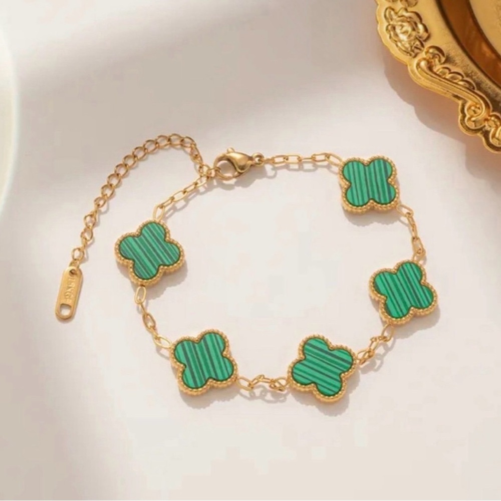 Gold and Green Clover Bracelet - Picture 4 of 4